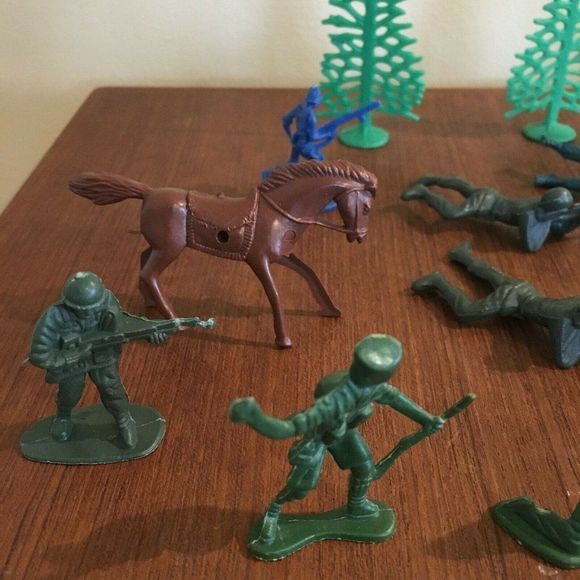 Plastic Army Guys Figures Multicolor with Trees Lo - Picture 2 of 4